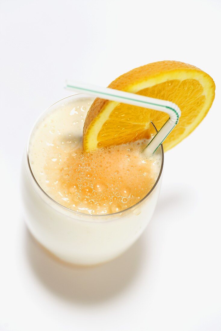 Buttermilchdrink mit Orangensaft