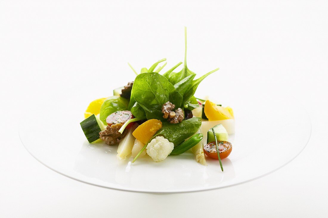 Vegetable salad with walnuts