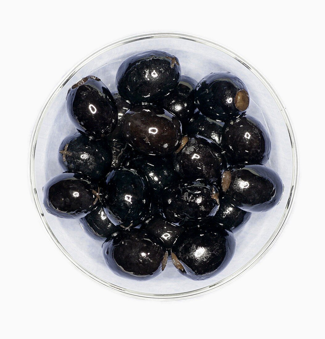 Schwarze Oliven in einem Glasschälchen