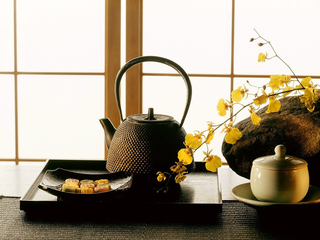 Japanische Teekanne & Konfekt auf Tablett; Zuckerdose