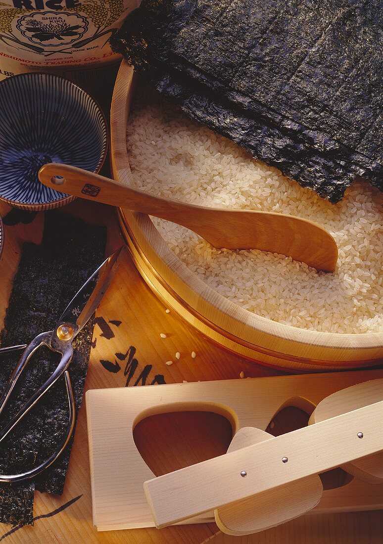 Holzschale mit japanischem Reis & Seetang