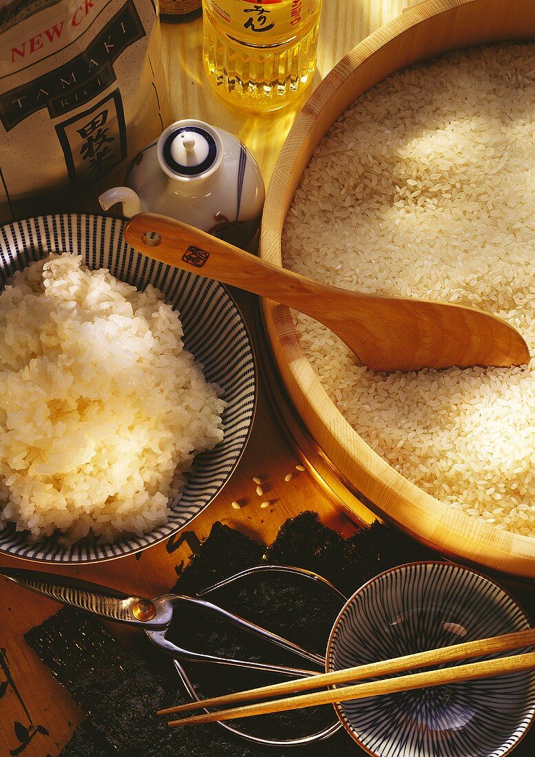 Holzschale mit rohem Reis & Schale gekochter Reis & Seetang