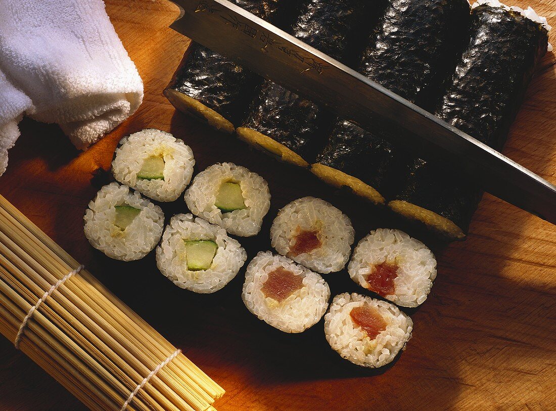 Gerollte Sushis mit Thunfisch & Gurke