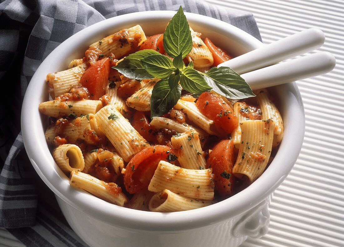 Nudelsalat mit Tomaten und Basilikum