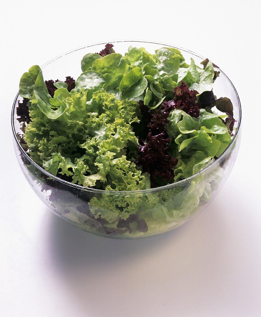 Verschiedene Salate in Glasschüssel