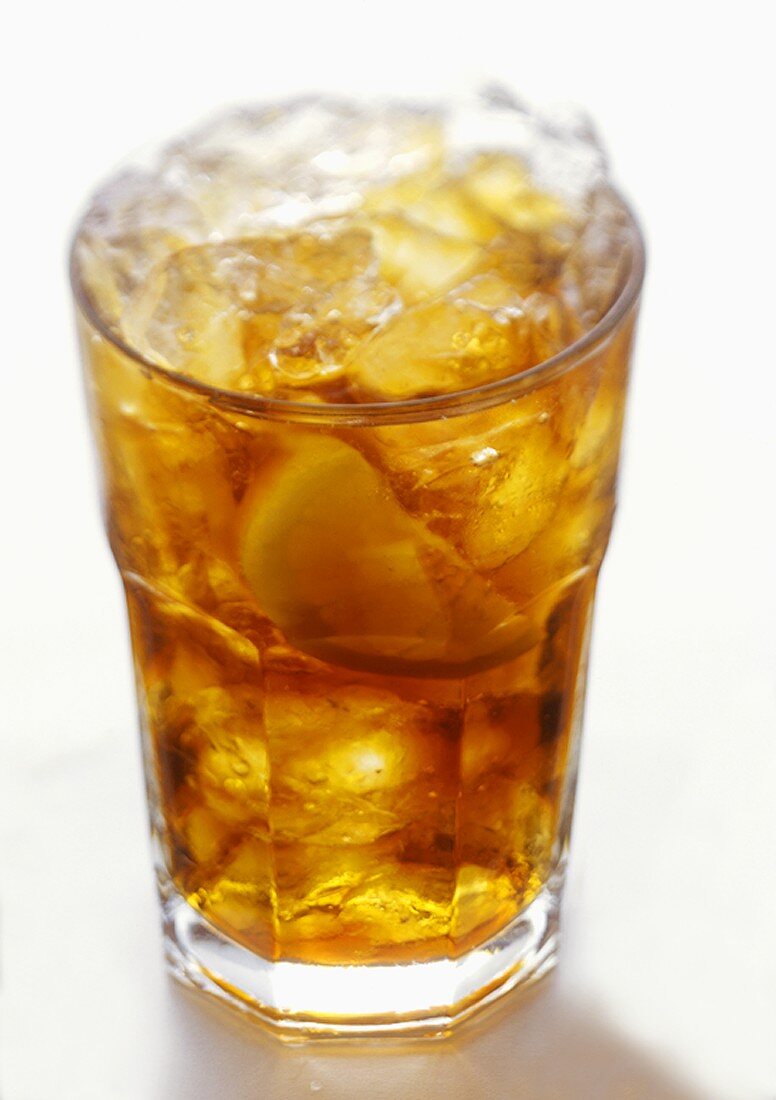 Glas Cola mit Eiswürfeln und Zitrone