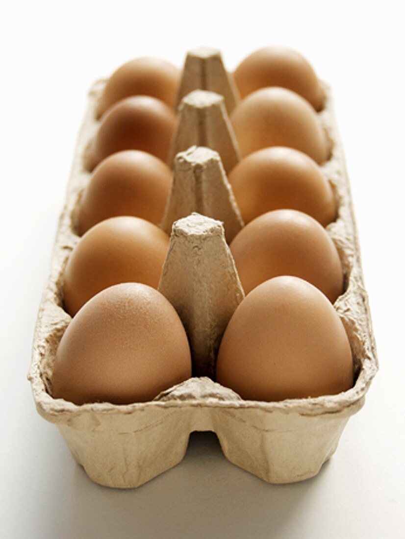Braune Eier im Eierkarton
