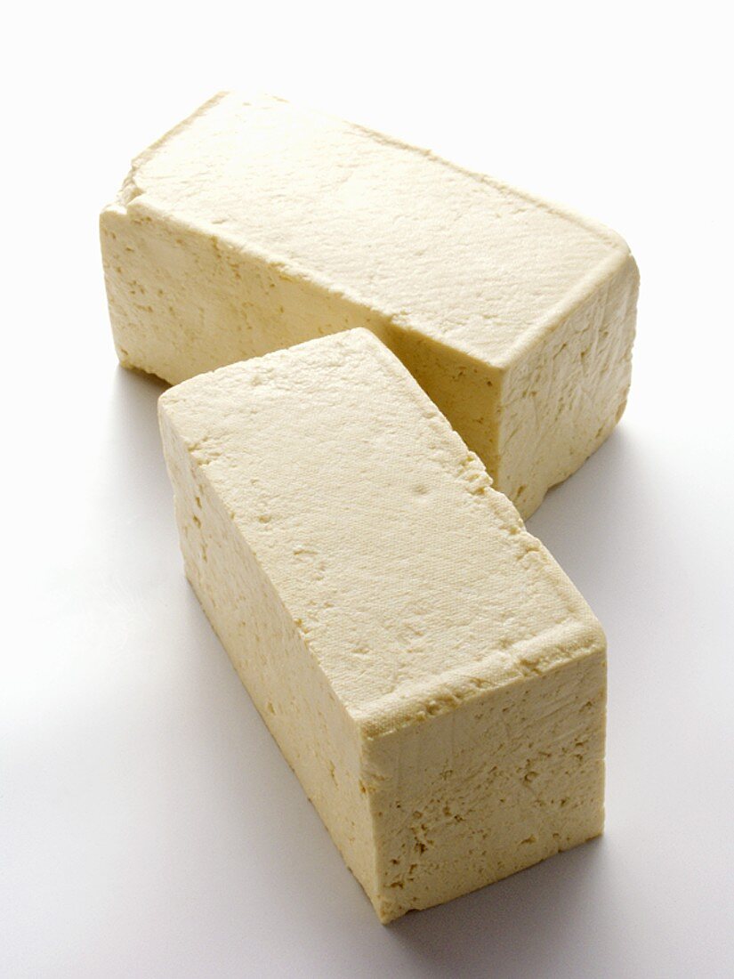 Zwei Blöcke Tofu nebeneinander