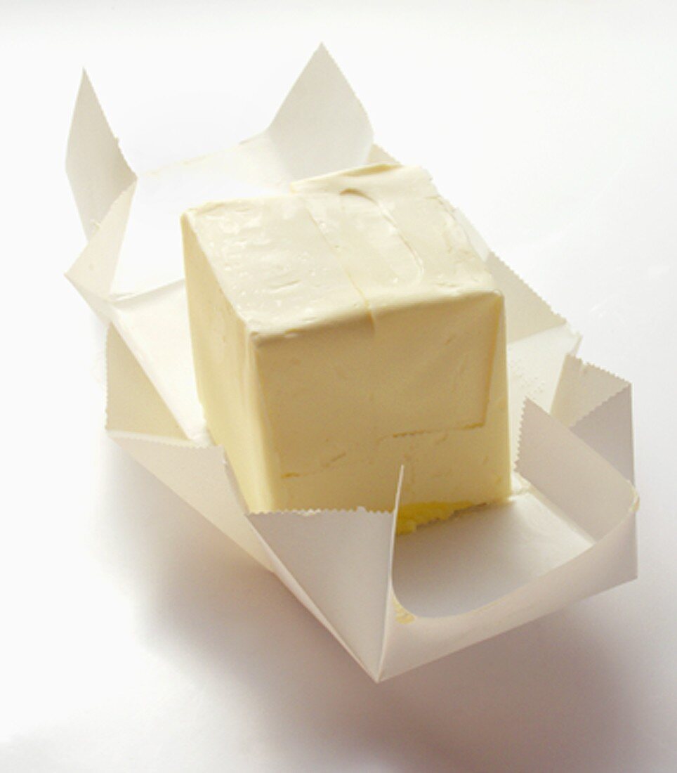 Butterwürfel auf Verpackungspapier