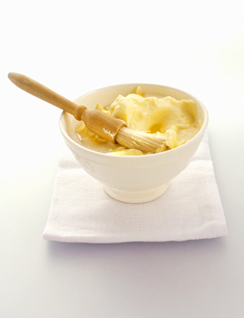 Butter, teilweise geschmolzen, mit Kuchenpinsel
