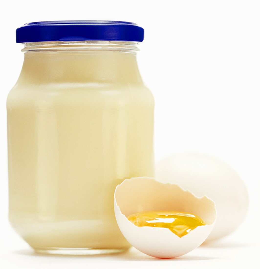 Mayonnaise im Glas; aufgeschlagenes Ei