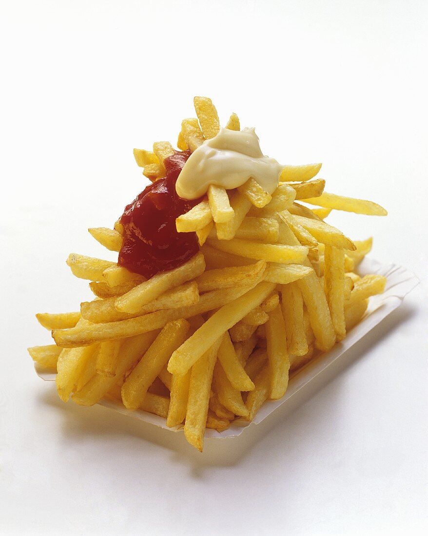 Pommes frites mit Ketchup und Mayonnaise auf Pappteller