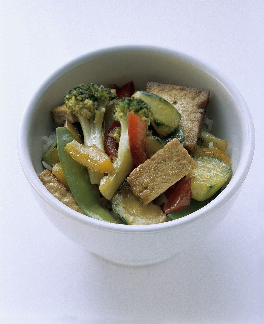Tofu mit Gemüse auf Reis