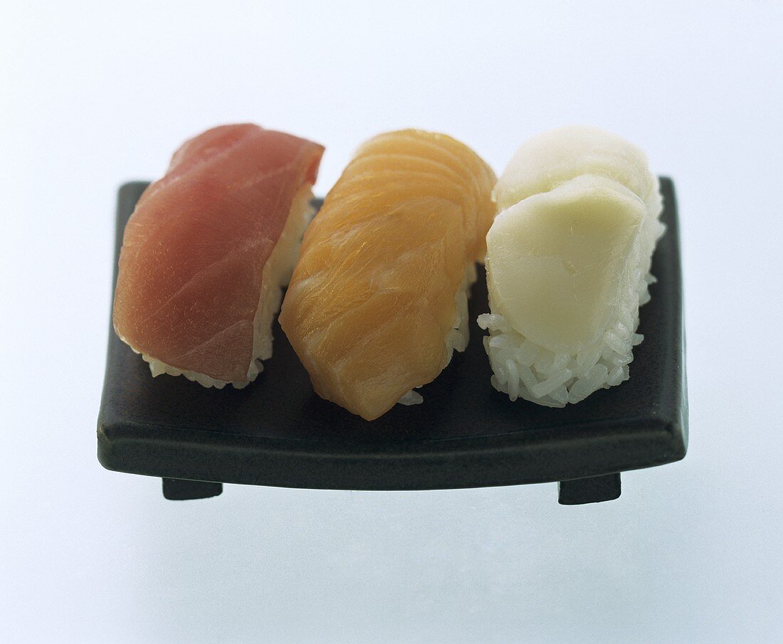 Drei Nigiri-Sushi mit Thunfisch, Lachs und Butterfisch