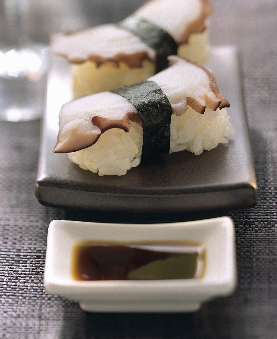 Sushi mit Oktopus; Sojasauce