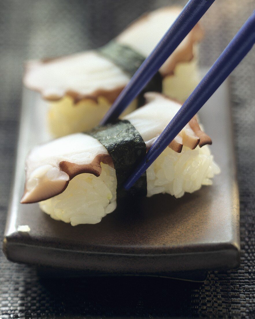 Zwei Nigiri-Sushi mit Oktopus