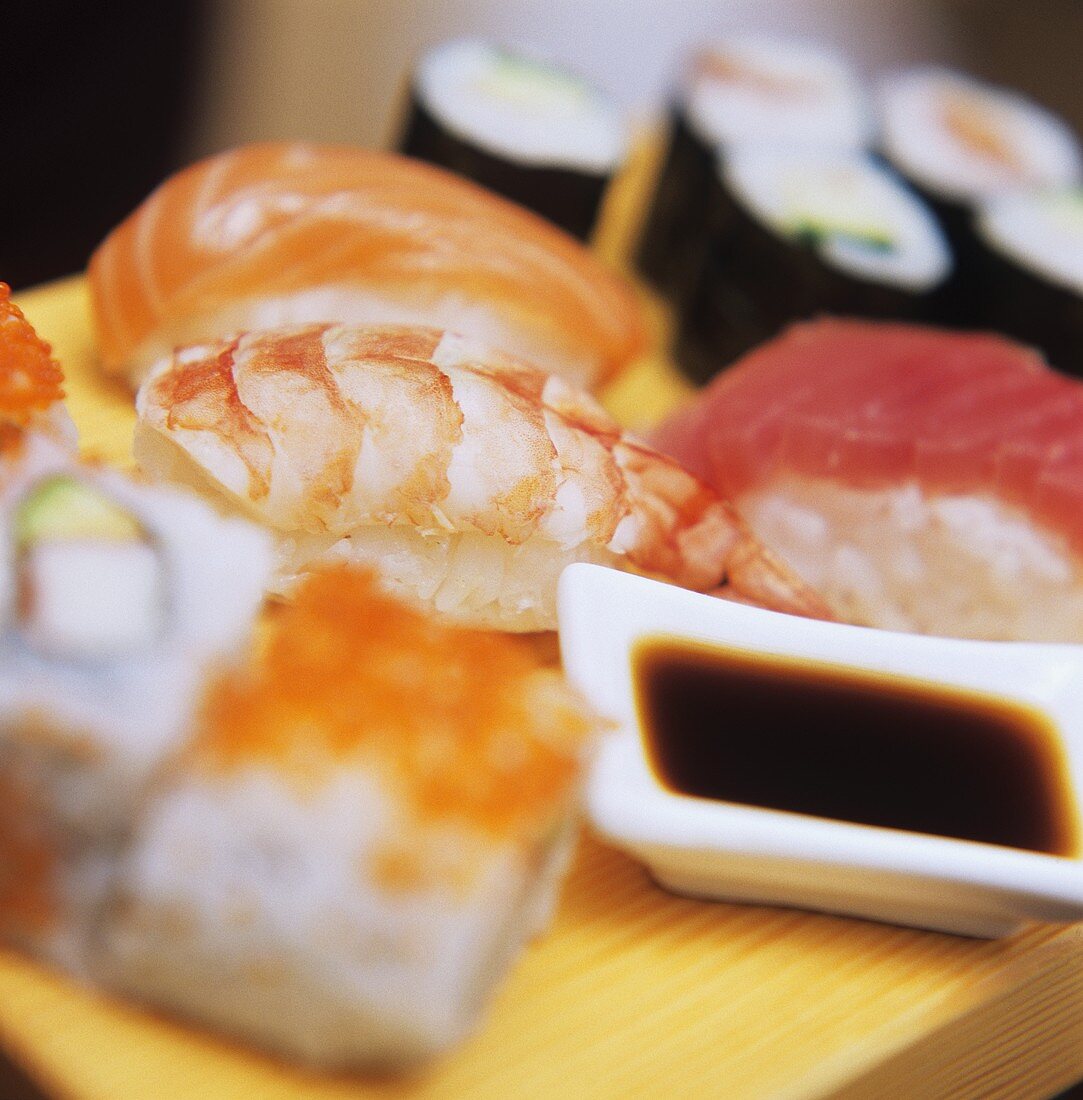 Verschiedene Sushi mit Sojasauce