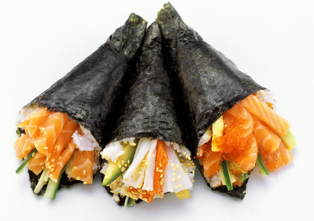 Drei Temaki-Sushi