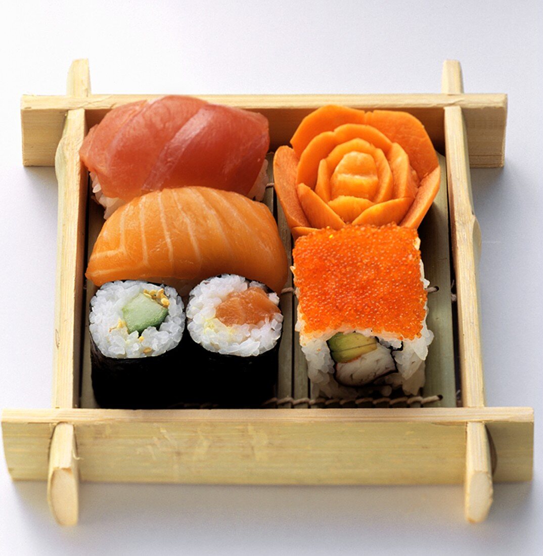 Verschiedene Sushi mit Möhrenblume