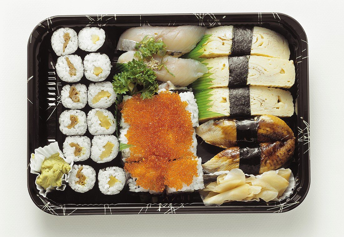 Verschiedene Sushi auf Tablett