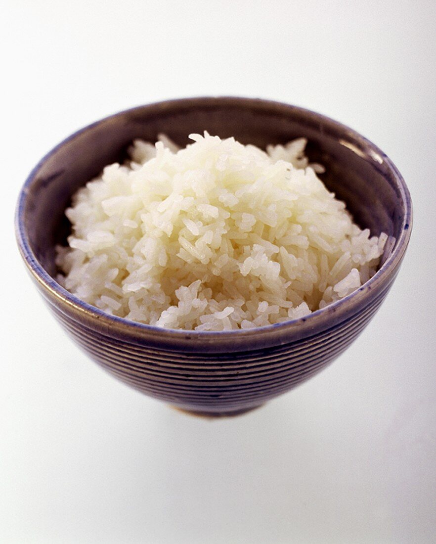 Gekochter Reis in blauer Schale