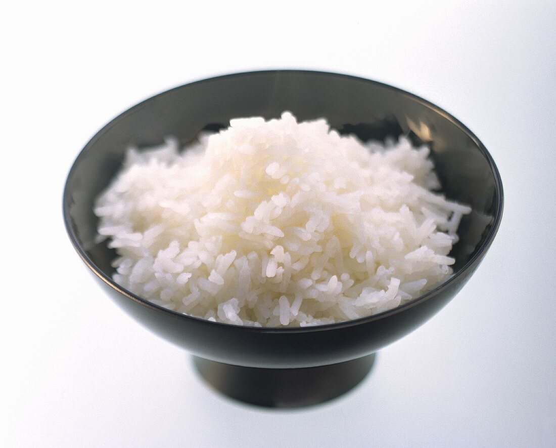 Gekochter Reis in schwarzer Schale