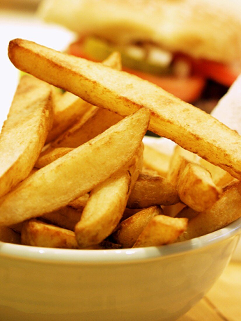 Pommes frites in gelber Schale