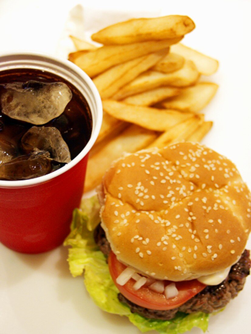 Hamburger mit Pommes frites und Cola