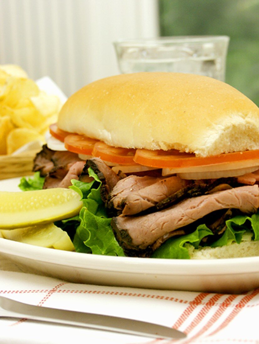 Sandwich mit Roastbeef und Gewürzgurken; Chips