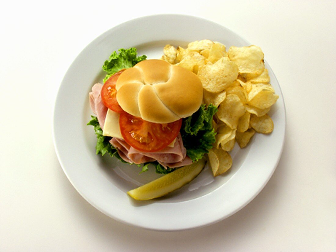 Schinkenbrötchen mit Gewürzgurke und Chips