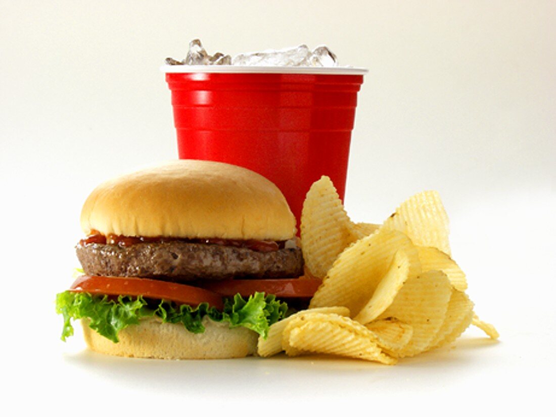 Hamburger mit Kartoffelchips und Cola