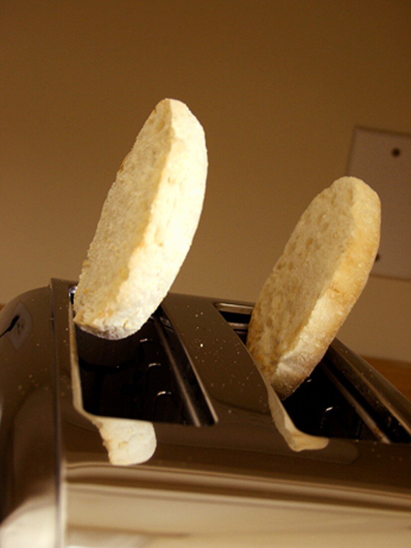 Weissbrotscheiben springen aus dem Toaster