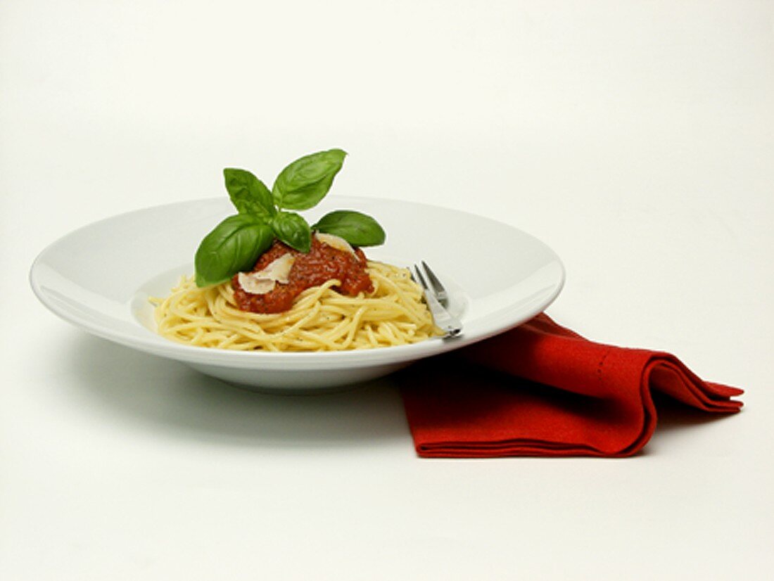 Spaghetti mit Tomatensauce, Basilikum und Parmesan; Serviette