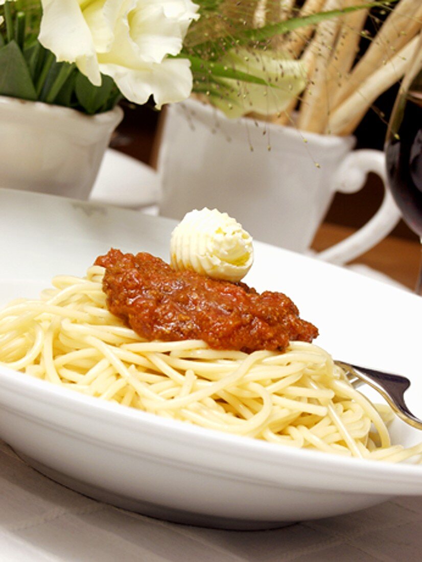 Spaghetti Bolognese mit Butterröllchen