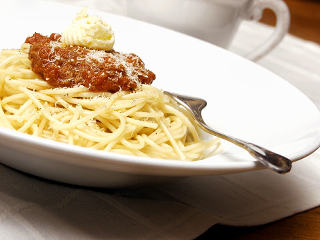 Spaghetti Bolognese mit Butterröllchen und Parmesan