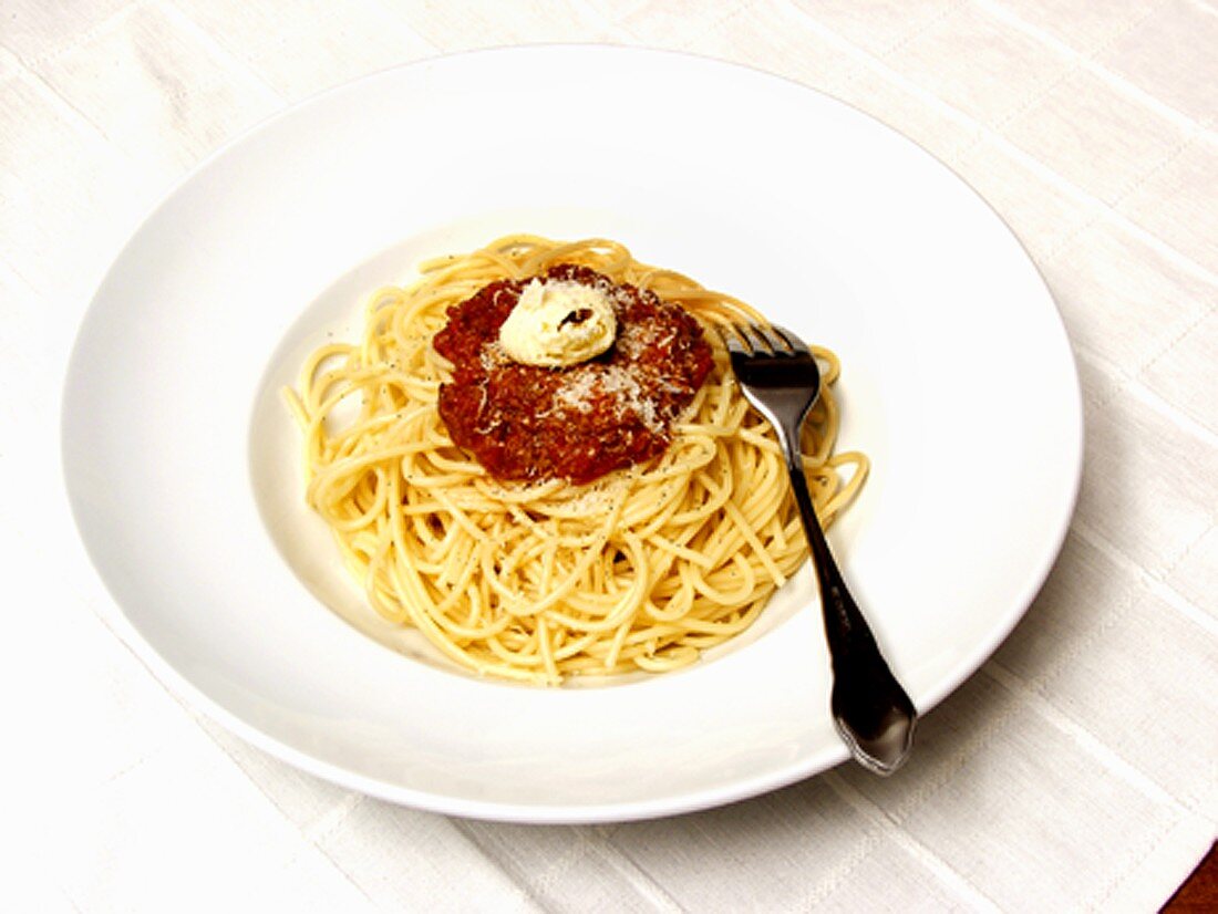 Spaghetti Bolognese mit Butterröllchen und Parmesan