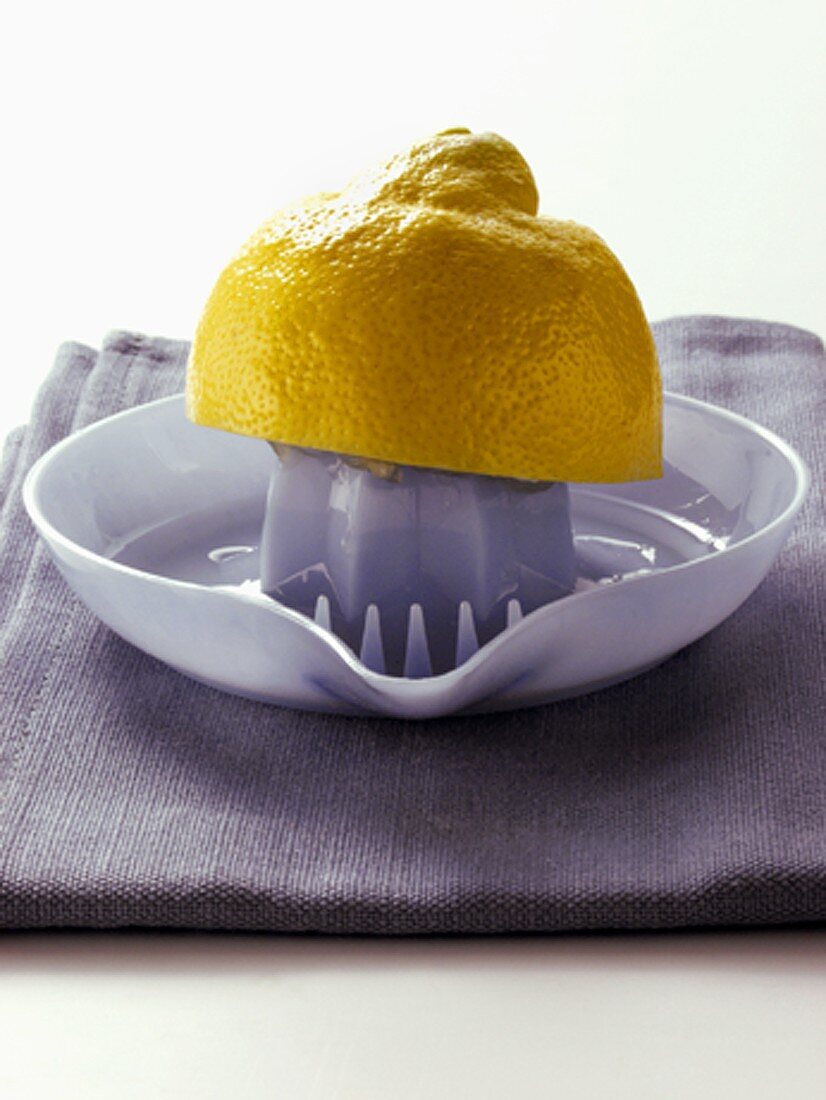 Zitrone auf Zitronenpresse