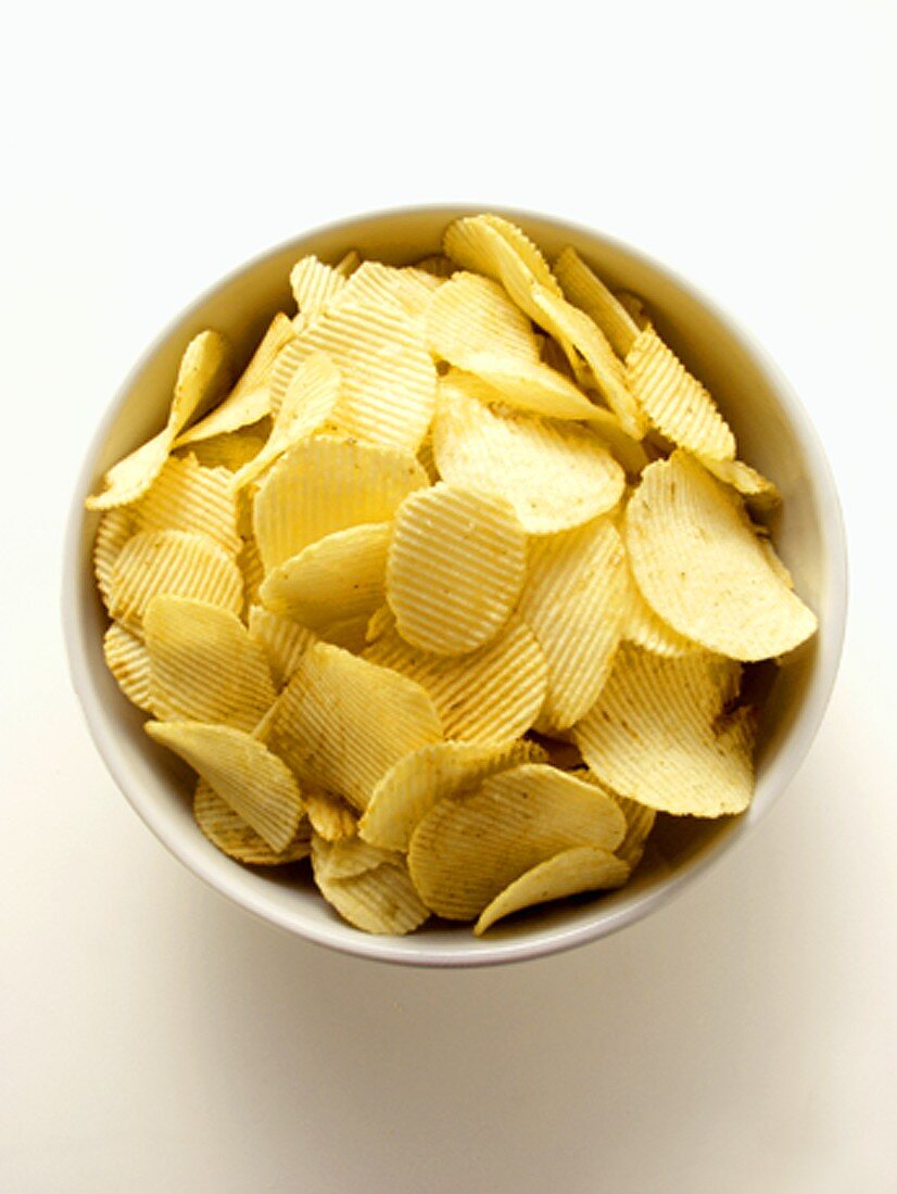 Kartoffelchips in einer Schale