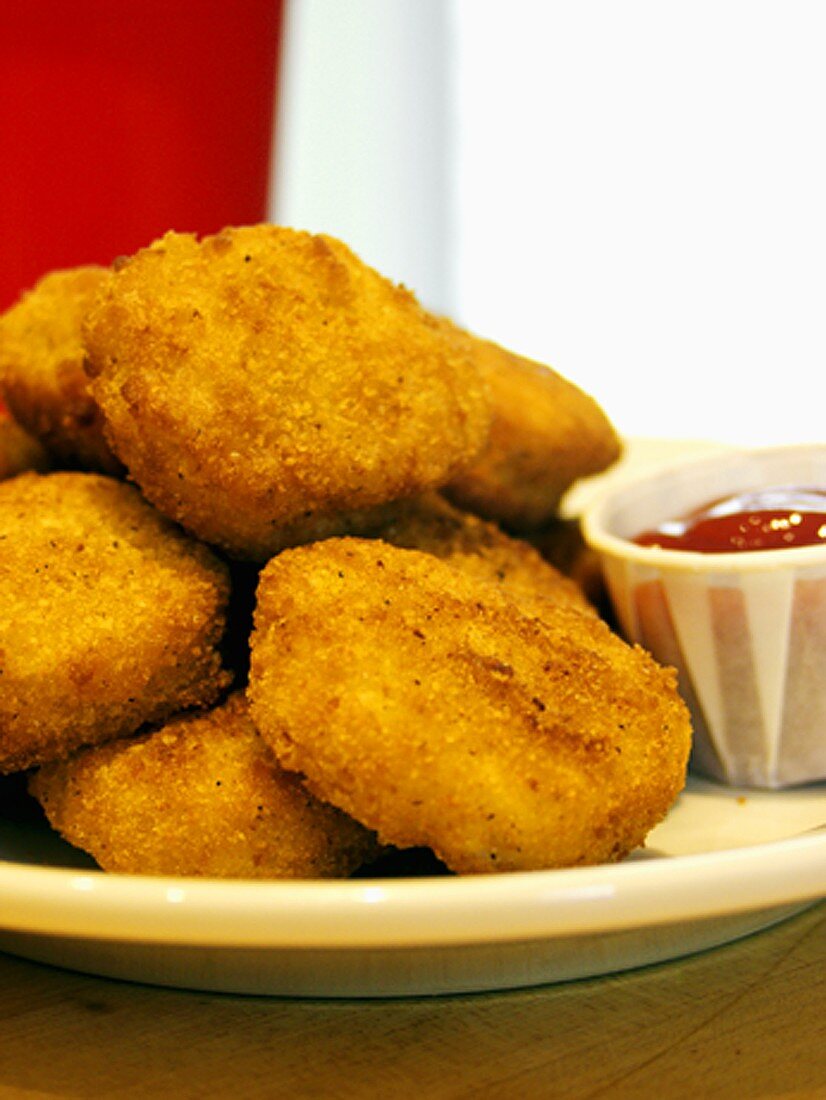Chicken Nuggets auf Teller mit Ketchup