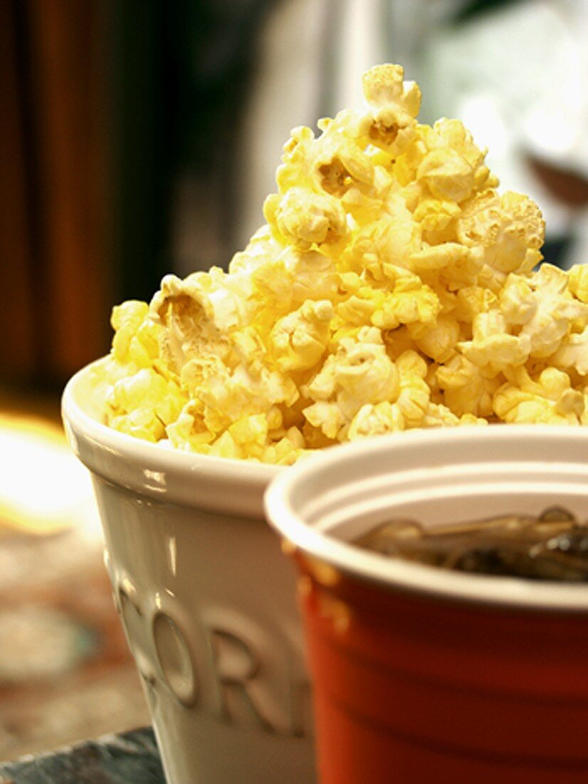 Popcorn in einer Schale; Cola