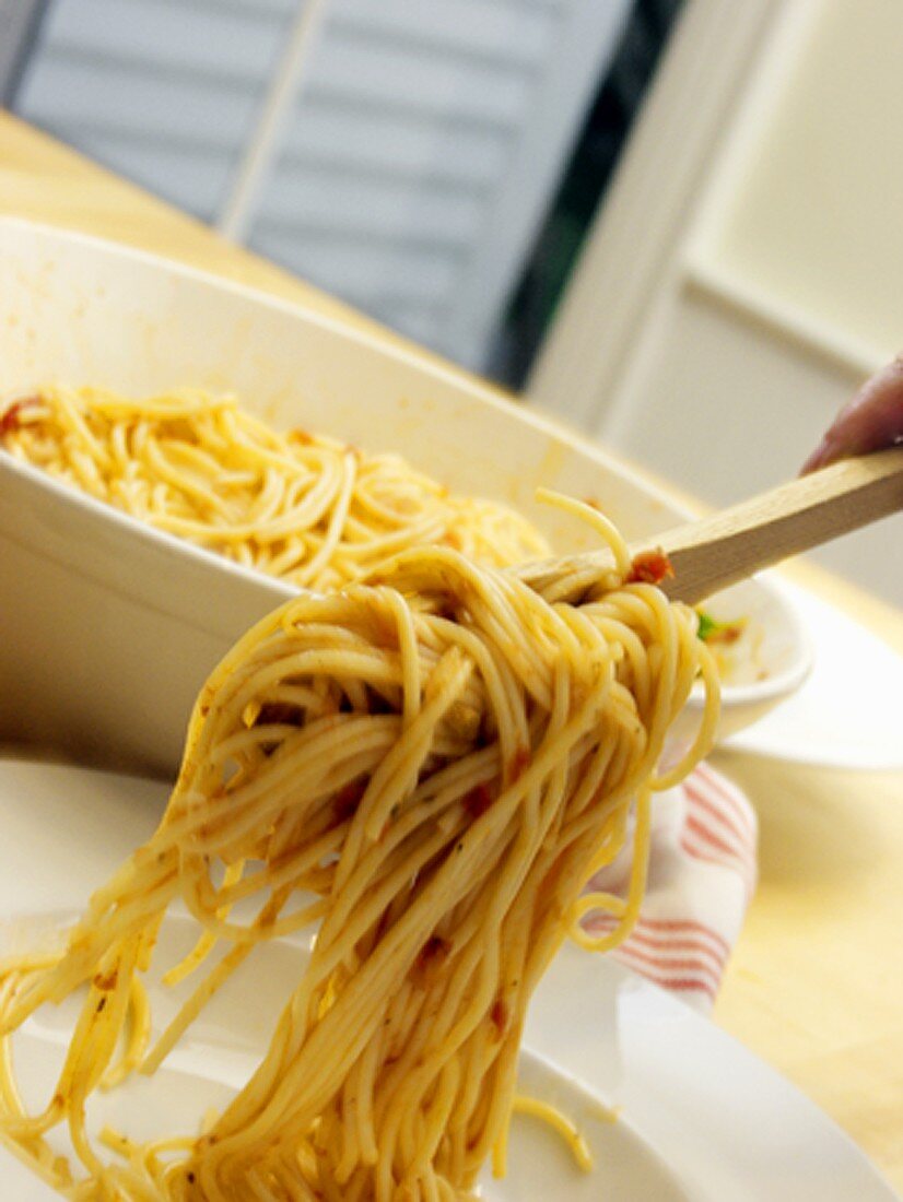Spaghetti mit Tomatensauce servieren
