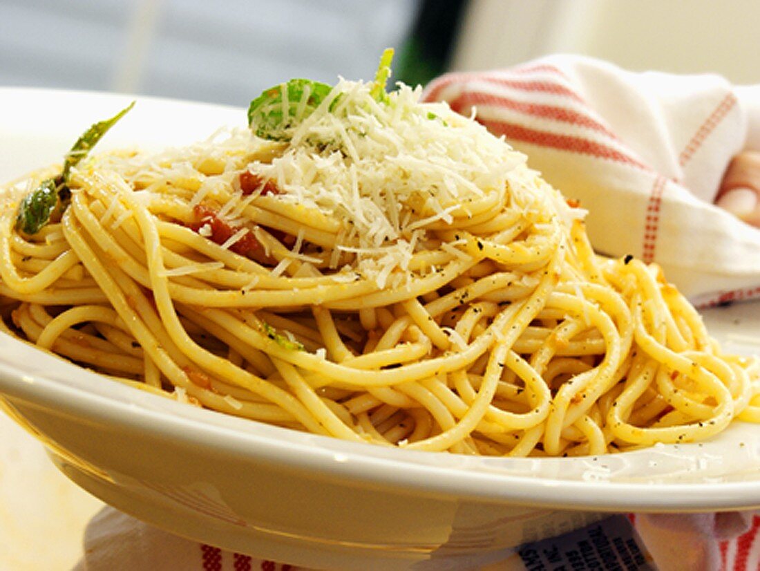 Spaghetti mit Tomatensauce und Parmesan servieren