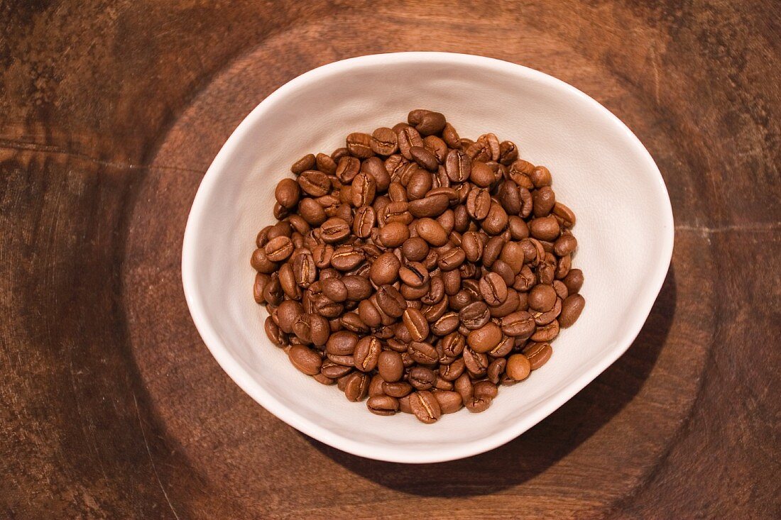 Geröstete Kaffeebohnene in einer Schale