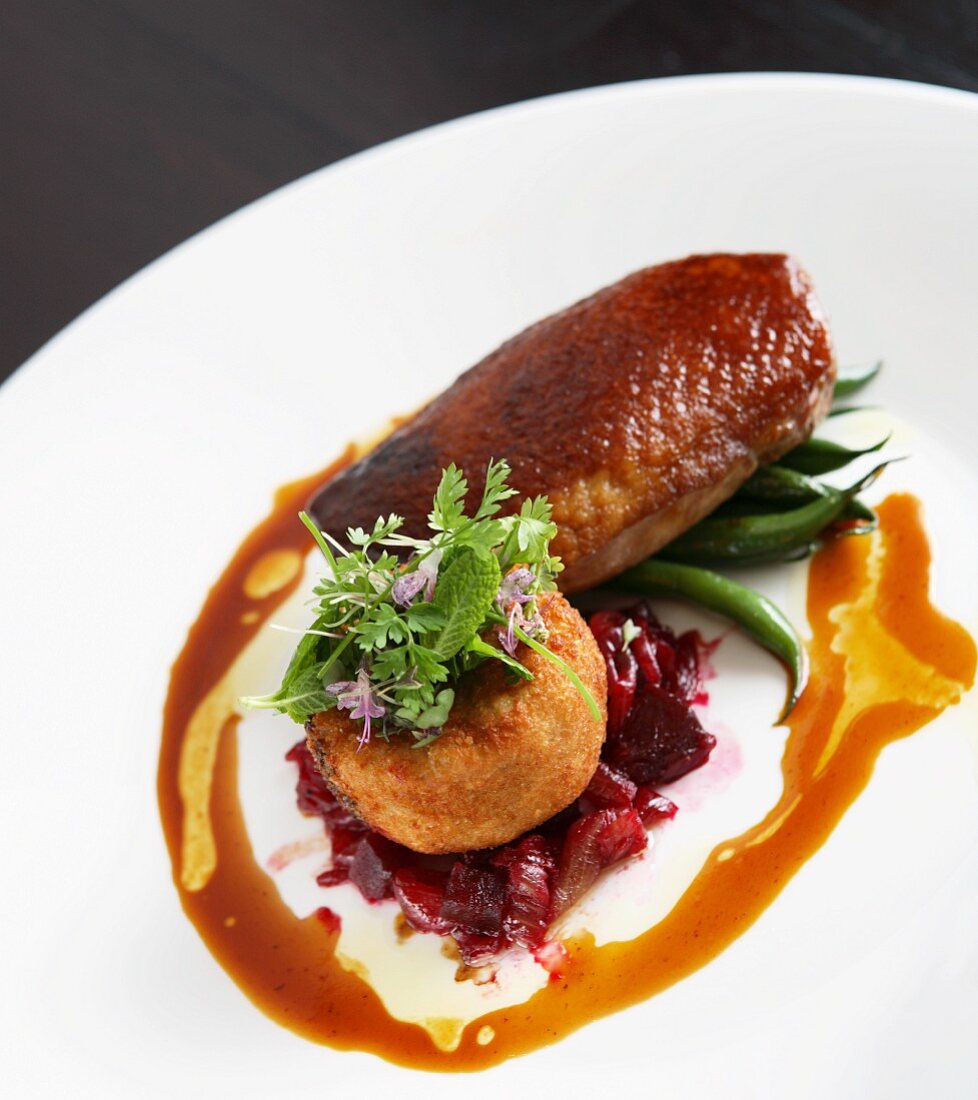 Gebratene Entenbrust mit Zwiebelkonfitüre & Pastinakenpuffer