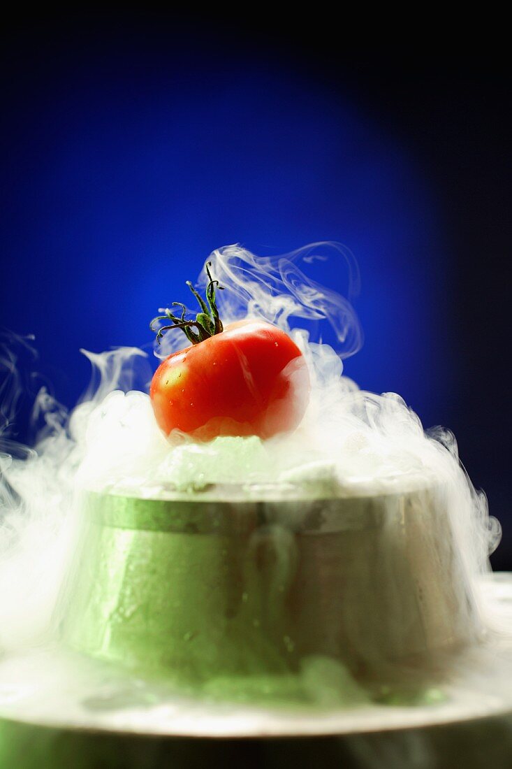 Eine Tomate auf Trockeneis
