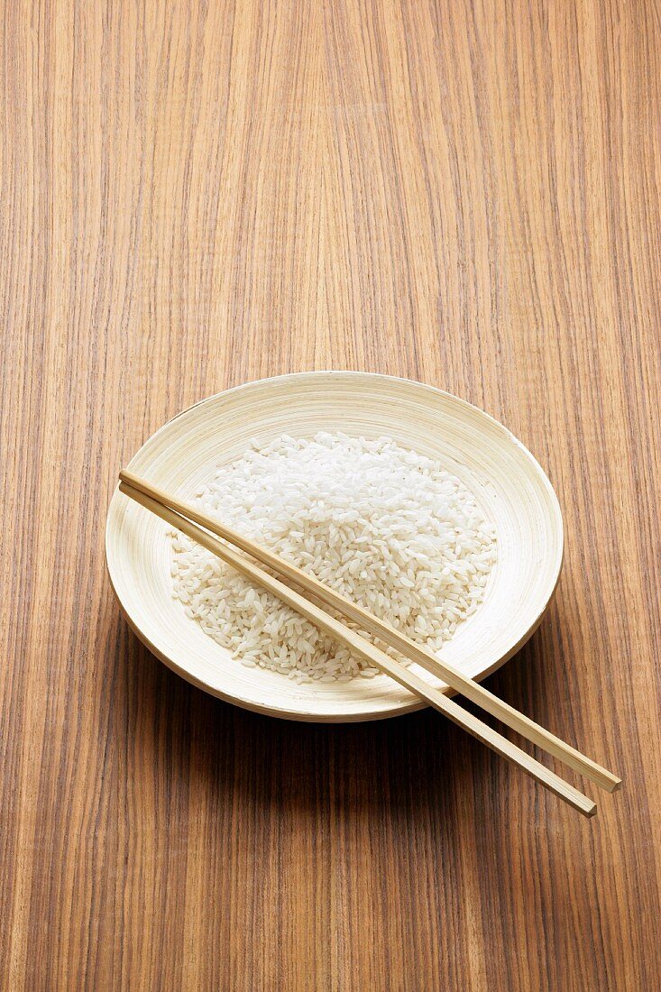 Teller mit Reis und Essstäbchen