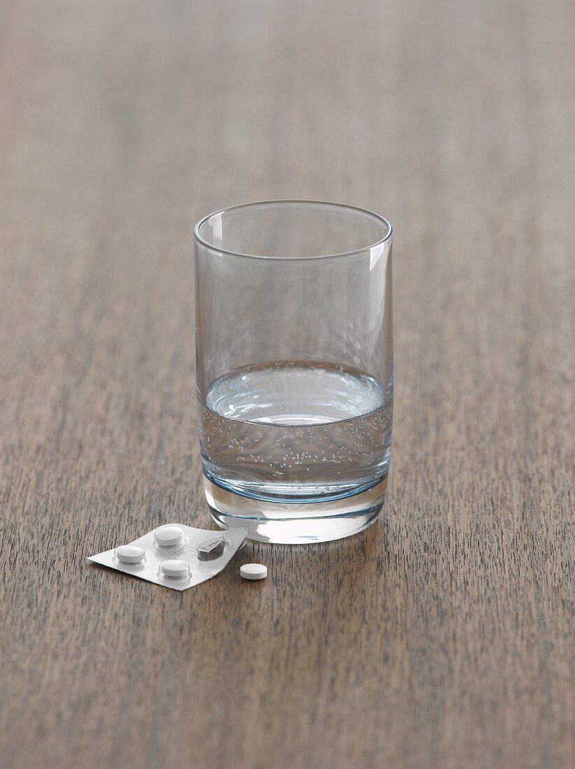 Wasserglas mit Tabletten