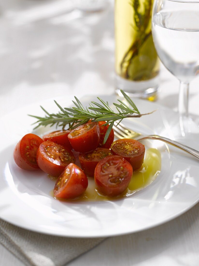 Kirschtomaten mit Rosmarin und Olivenöl