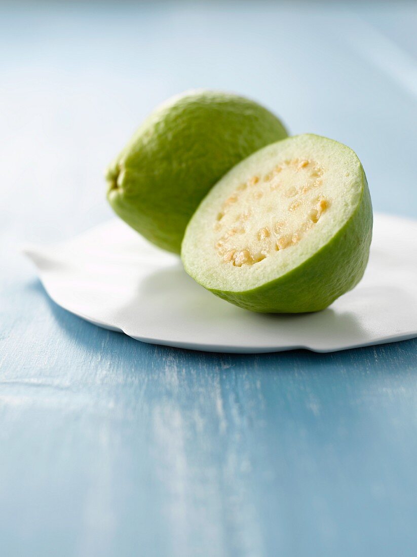 Guave auf Porzellanteller