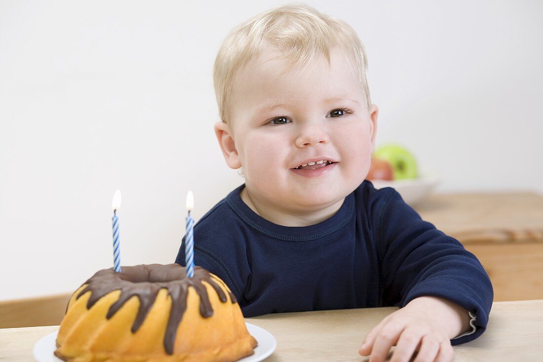 Kleiner Junge mit Geburtstags-Gugelhupf